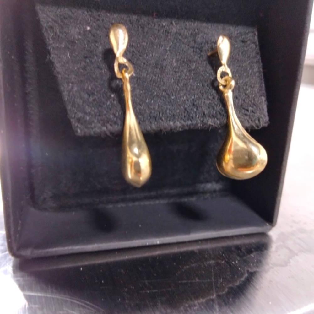 Simply beautiful gold earrings